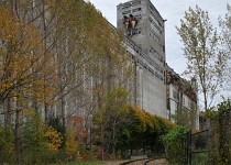 DSC 9480  Silo No. 5, looking south toward Elevator B